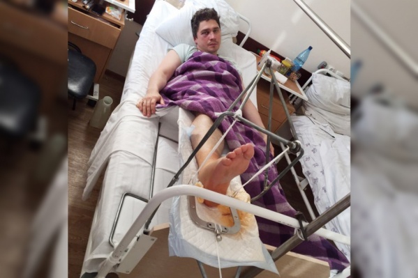 Нападавший прыгнул на лежавшего на земле мужчину, сломав ему ногу Нападавший прыгнул на лежавшего на земле мужчину, сломав ему ногу