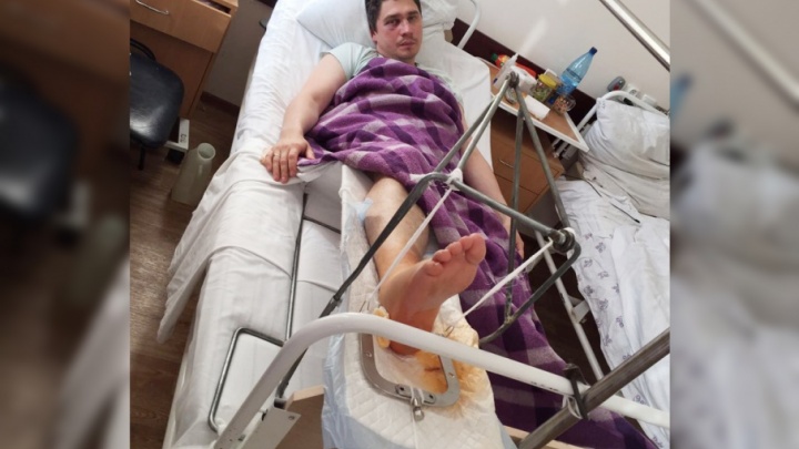 «Бил и никого не слышал»: челябинцу сломали ногу возле клуба из-за путаницы с такси