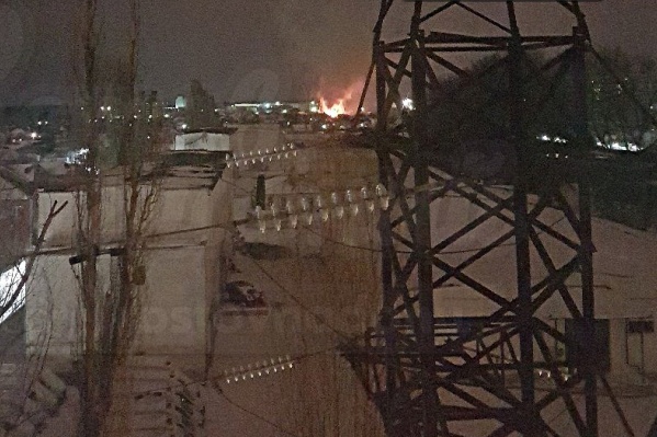 Огонь вспыхнул поздно ночью Огонь вспыхнул поздно ночью