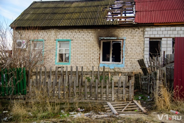 Это окно было единственным шансом на спасение для матери и двух её детей Это окно было единственным шансом на спасение для матери и двух её детей