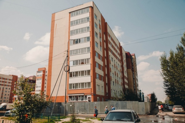 Проблемный дом так и стоит на своем месте, он огорожен Проблемный дом так и стоит на своем месте, он огорожен
