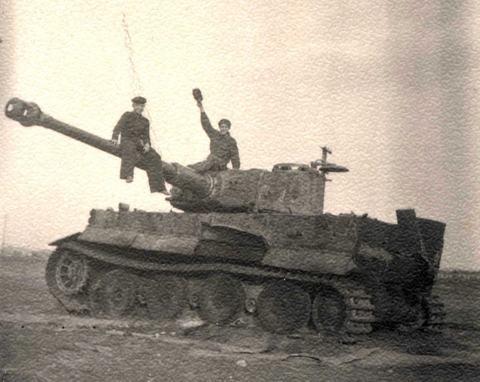Выставка военной техники в парке Гагарина: но фото мальчишки играют на «Тигре» (1946 год)