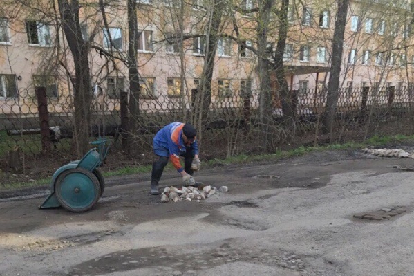 Дорогу ремонтирует дедушка Дорогу ремонтирует дедушка