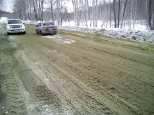 Дорога и снег на ней позеленели.
Дорога и снег на ней позеленели.