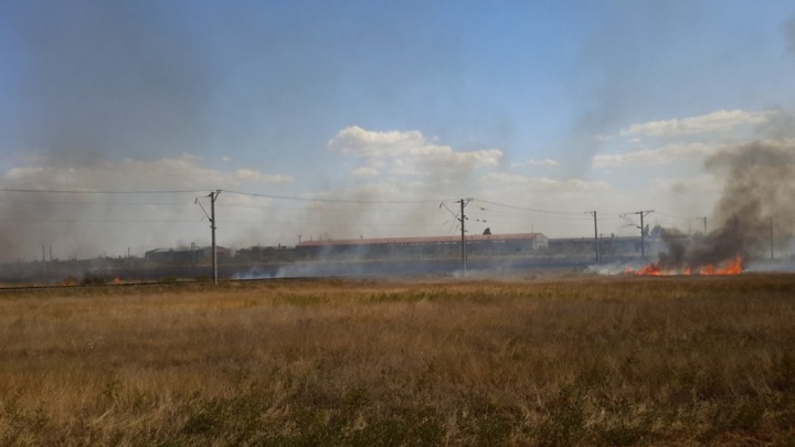 В Советском районе Волгограда горит шиномонтажная мастерская