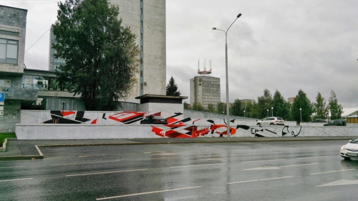 Московские граффитисты раскрашивают стену у пермского Заксобрания