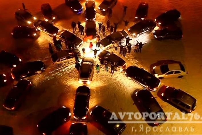 Новогодний флешмоб ярославцев в прошлом году получился креативным Новогодний флешмоб ярославцев в прошлом году получился креативным