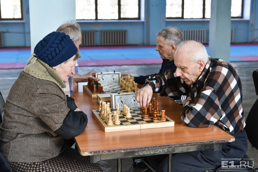 К шахматистам-ветеранам во время игры не подступишься с вопросами, приходится ждать перерыва. Хорошо, что играют в блиц.