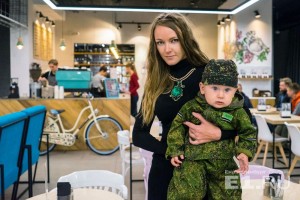 Анна Панфилова работала в отделе персонала, а в декрете стала шить свадебные и вечерние платья. Анна Панфилова работала в отделе персонала, а в декрете стала шить свадебные и вечерние платья.