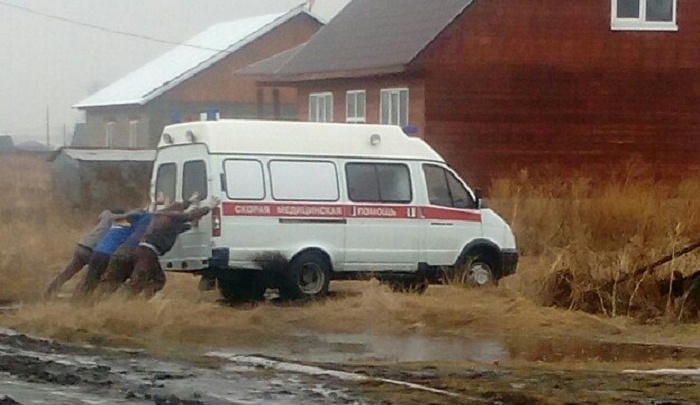 До пациента шли пешком: под Тюменью две машины скорой помощи застряли в грязи