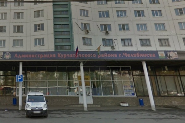 Неизвестный оставил чемоданчик возле администрации Курчатовского района Неизвестный оставил чемоданчик возле администрации Курчатовского района