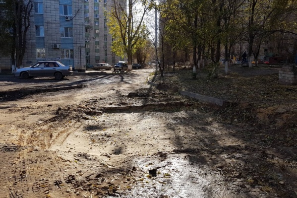 Жители домов ждут, когда же коммунальщики закатают многострадальный участок в асфальт Жители домов ждут, когда же коммунальщики закатают многострадальный участок в асфальт