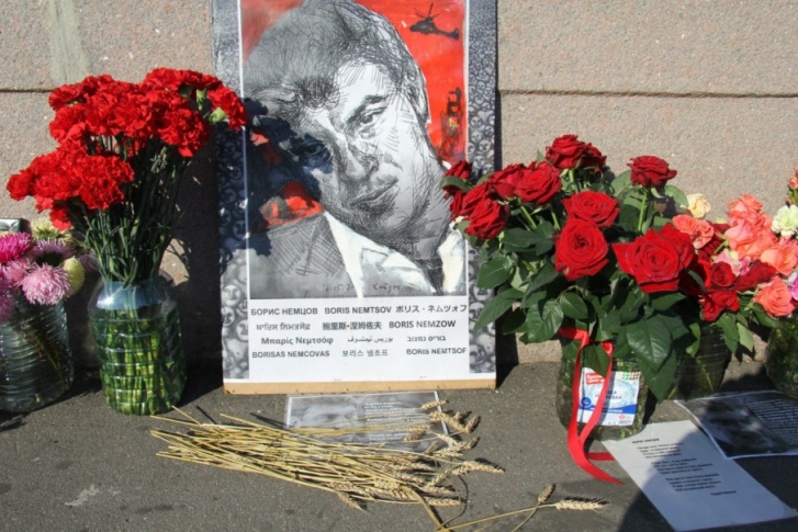 Стихийный мемориал на Большом Москворецком мосту в Москве