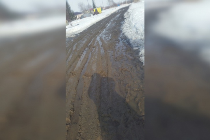 Грунтовая дорога превратилась в грязевую кашу Грунтовая дорога превратилась в грязевую кашу