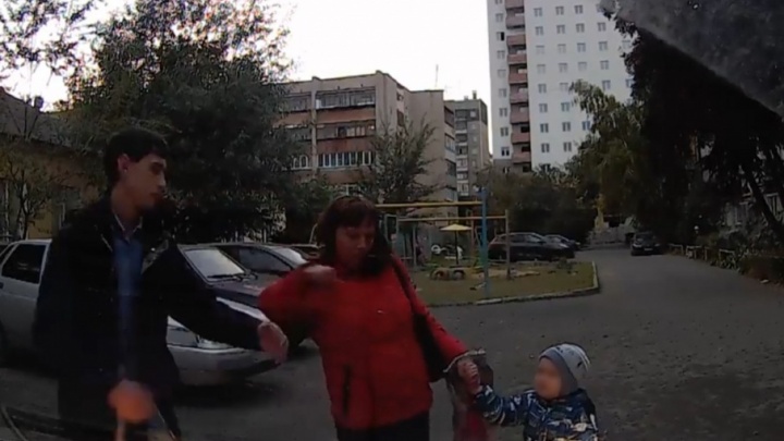«Кидала ребёнка под машину»: женщина в Копейске заблокировала выезд с парковки сыном