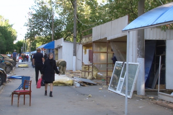 По требованию городских властей предприниматели самостоятельно разобрали 11 павильонов По требованию городских властей предприниматели самостоятельно разобрали 11 павильонов