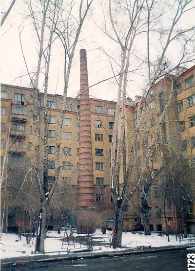 Так еврейский дом выглядел в 1997 году. Тогда во дворе стояла кирпичная труба. Так еврейский дом выглядел в 1997 году. Тогда во дворе стояла кирпичная труба.
