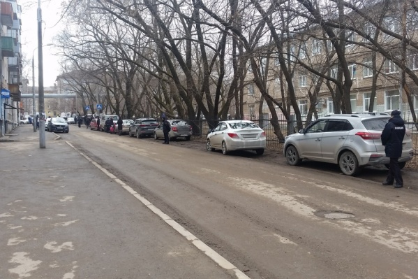 Около 16:00 у лицея начали собираться сотрудники полиции Около 16:00 у лицея начали собираться сотрудники полиции