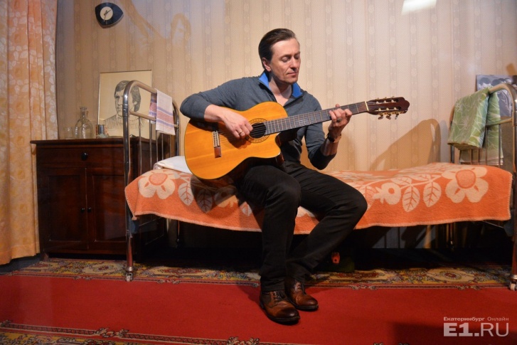 Сергей Безруков не упустил возможности поиграть на гитаре Владимира Высоцкого.