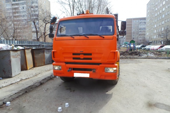 Водитель не заметил пожилого мужчину, который пришёл выбросить мусор.
Водитель не заметил пожилого мужчину, который пришёл выбросить мусор.