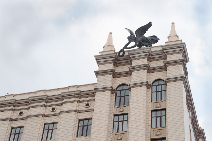 Фасад ЮУрГУ украшает богиня Слава, в ее руках венок – награда за любовь к учебе и победы Фасад ЮУрГУ украшает богиня Слава, в ее руках венок – награда за любовь к учебе и победы