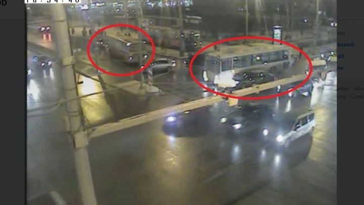 Из-за двух аварий с автобусами на улице Героев Хасана в Перми автомобилисты встали в пробку