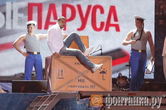 Ведущий Иван Ургант появился на сцене экзотическим способом