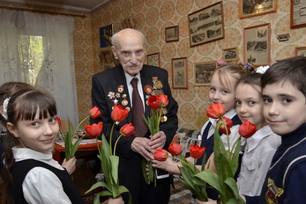Ветерана Великой Отечественной войны Павел Ладыченко и ученики школы №90 Ветерана Великой Отечественной войны Павел Ладыченко и ученики школы №90