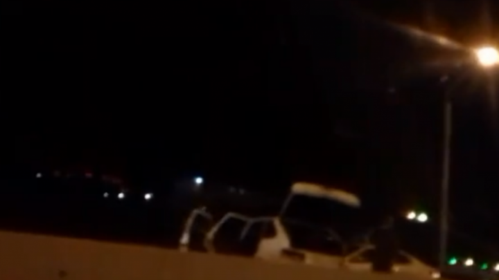 «От удара вырвало мотор»: в Ростове ВАЗ врезался в отбойник, погиб водитель легковушки