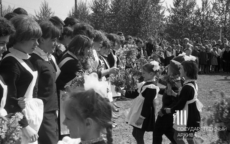 В СССР существовала традиция: в день последнего звонка первоклассники дарили цветы выпускникам