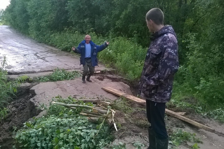 В первый день, когда дороги размыло, автомобилистам пришлось осуществить ремонт дороги самостоятельно – укладывали ветки, деревянные палки В первый день, когда дороги размыло, автомобилистам пришлось осуществить ремонт дороги самостоятельно – укладывали ветки, деревянные палки