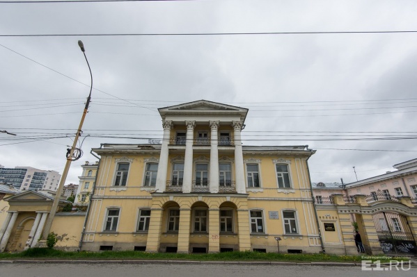 Улица Чапаева усыпана памятниками архитектуры.
Улица Чапаева усыпана памятниками архитектуры.