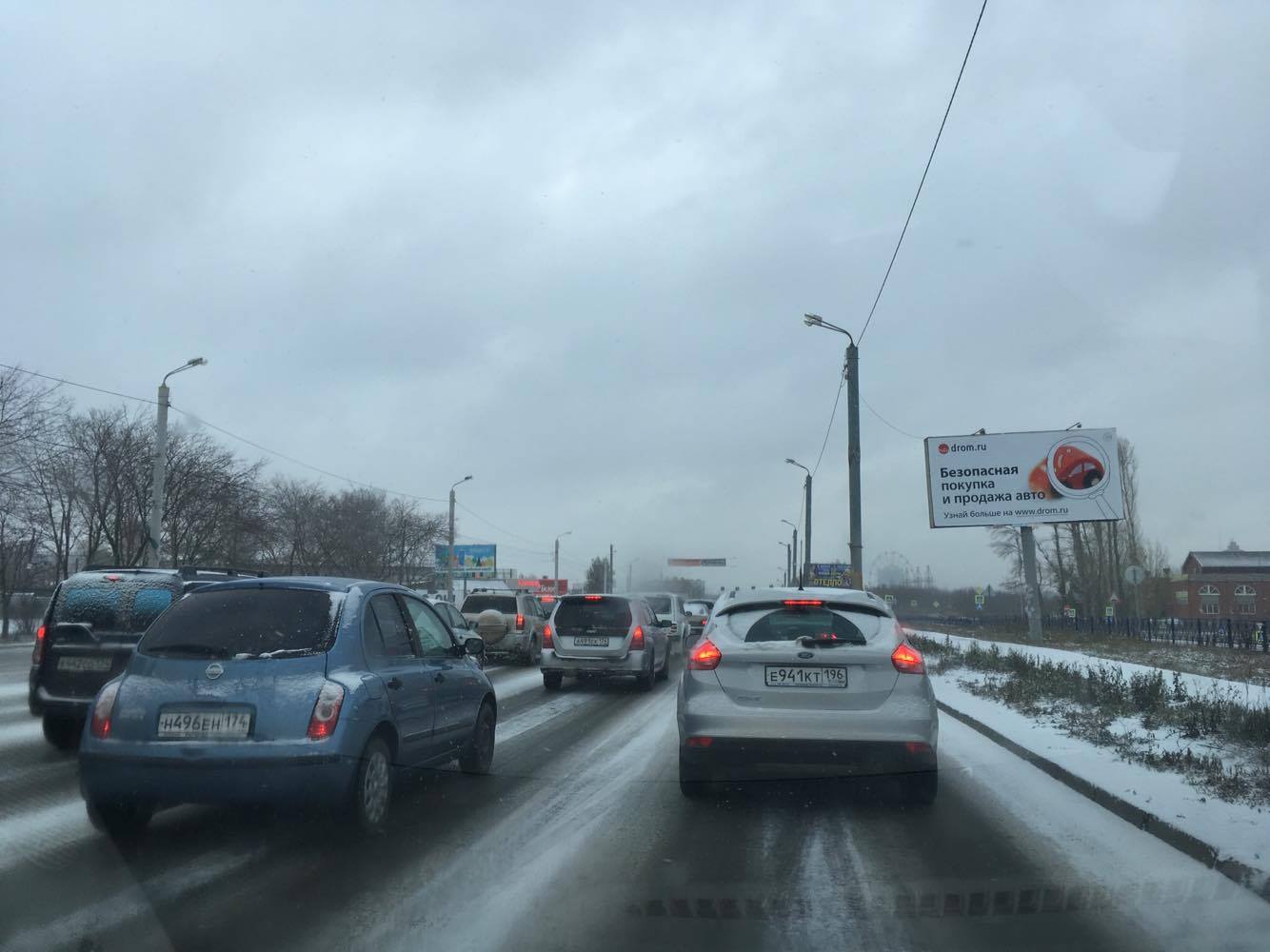 Несмотря на то, что на часах уже 10, на Братьев Кашириных всё ещё пробка Несмотря на то, что на часах уже 10, на Братьев Кашириных всё ещё пробка