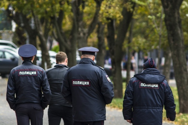 Сотрудники полиции проверяют обстоятельства случившейся потасовки Сотрудники полиции проверяют обстоятельства случившейся потасовки