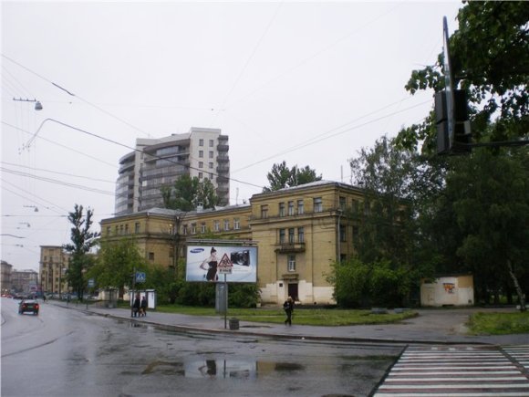 Вид на участок бывшего кладбища от Новочеркасского пр. Судя по всему школа стоит не на месте кладбища, а вот шикарный дом, как раз на его месте (восточной части) (изображение и текст - lj-сообщество save_sp_burg)