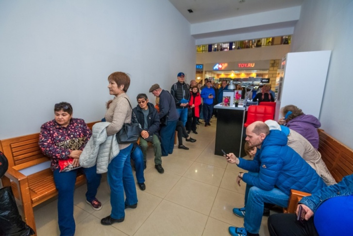 К 11 часам утра в ТРК «Фокус» в очереди на прививку было не менее 30 человек К 11 часам утра в ТРК «Фокус» в очереди на прививку было не менее 30 человек