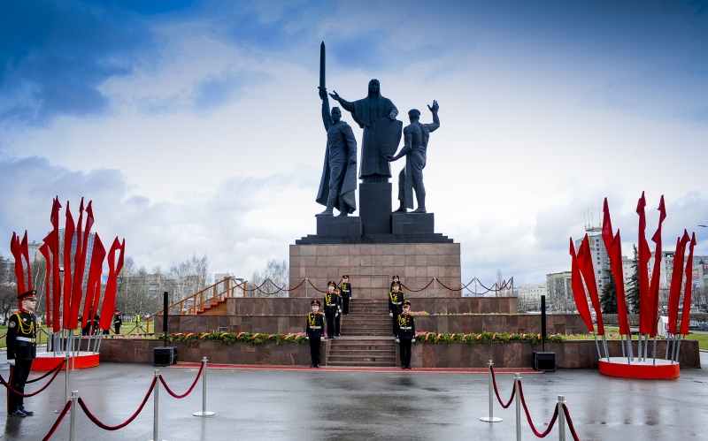 8 мая состоялся торжественный ритуал возложения венков и цветов к монументу «Героям фронта и тыла»