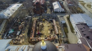 В середине площадки свежая кирпичная кладка.
В середине площадки свежая кирпичная кладка.