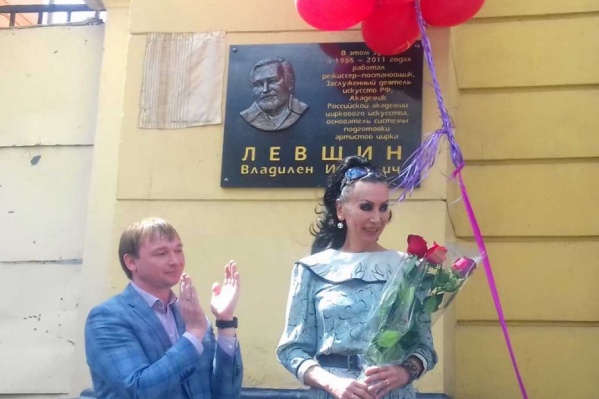 Вдова режиссера ждала появления таблички около пяти лет Вдова режиссера ждала появления таблички около пяти лет