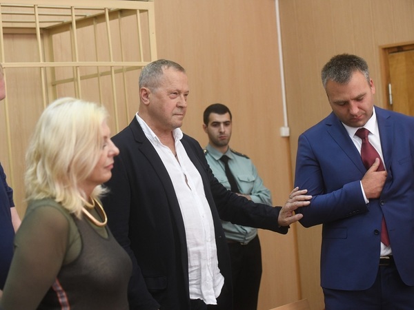 заместитель директора Государственного Эрмитажа Михаил Новиков (второй слева)// Александр Коряков/Коммерсантъ