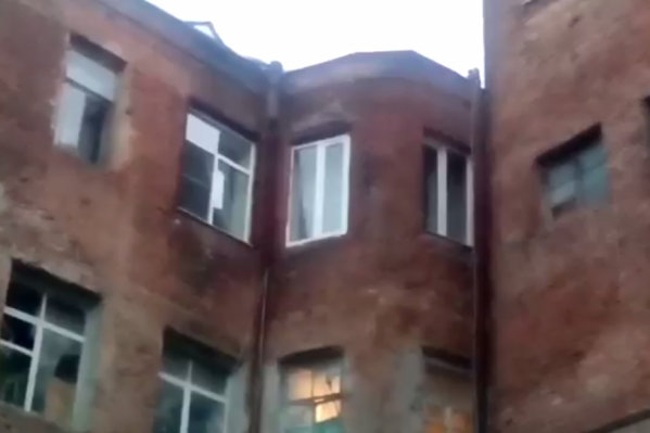 В центре Ростова треснул дом В центре Ростова треснул дом