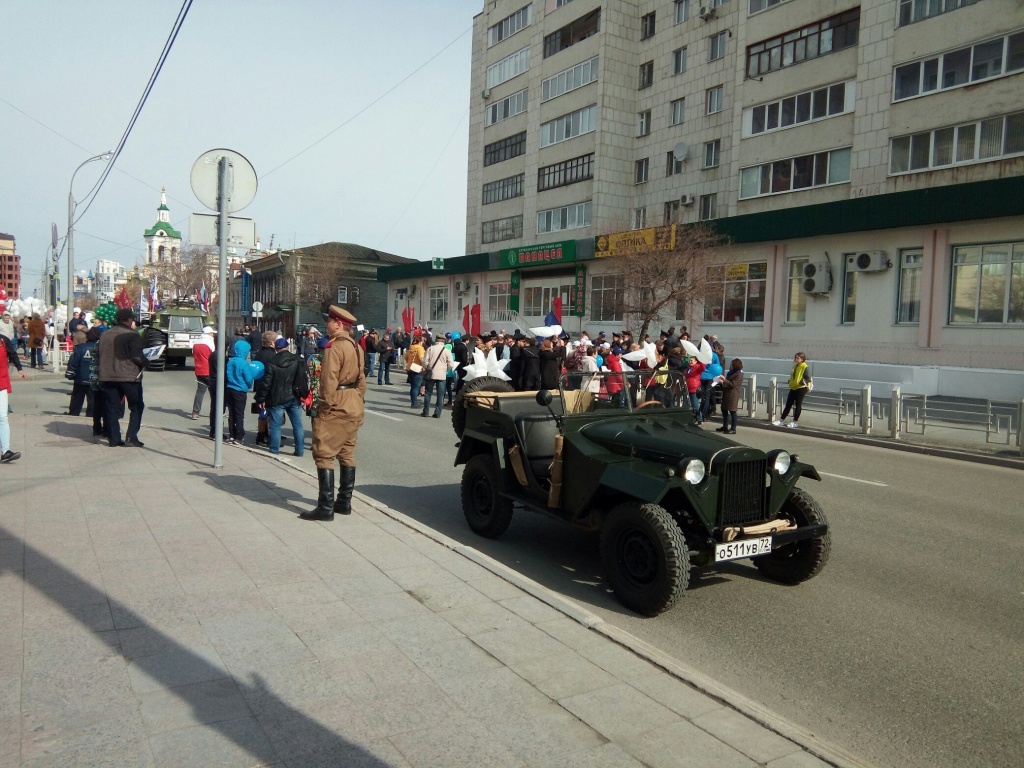 Зрители уже выстроились у ограждений, чтобы смотреть праздничное шествие Зрители уже выстроились у ограждений, чтобы смотреть праздничное шествие
