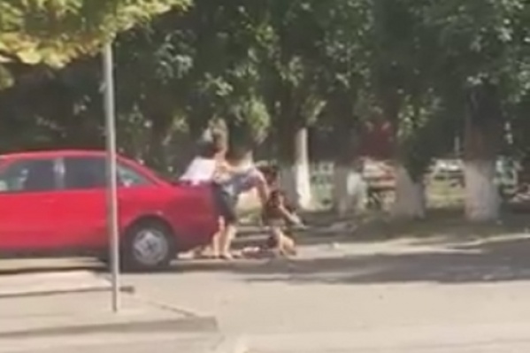 Очевидцы пытались разнять сцепившихся горожанок Очевидцы пытались разнять сцепившихся горожанок