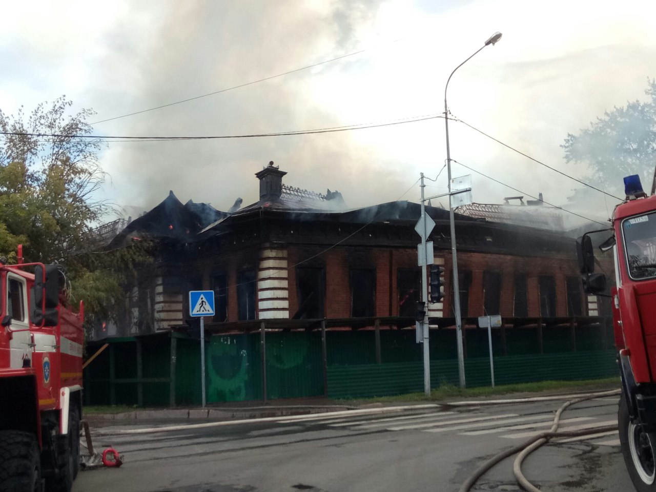 На месте пожара сильно пахло гарью и порошком На месте пожара сильно пахло гарью и порошком