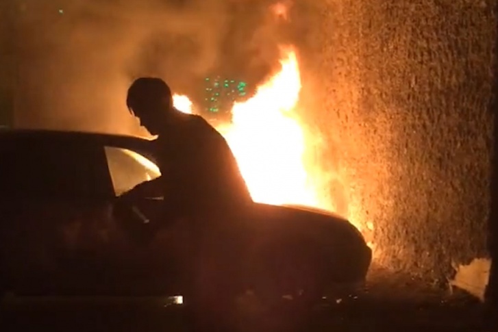 Автомобиль загорелся во дворе по улице Курчатова