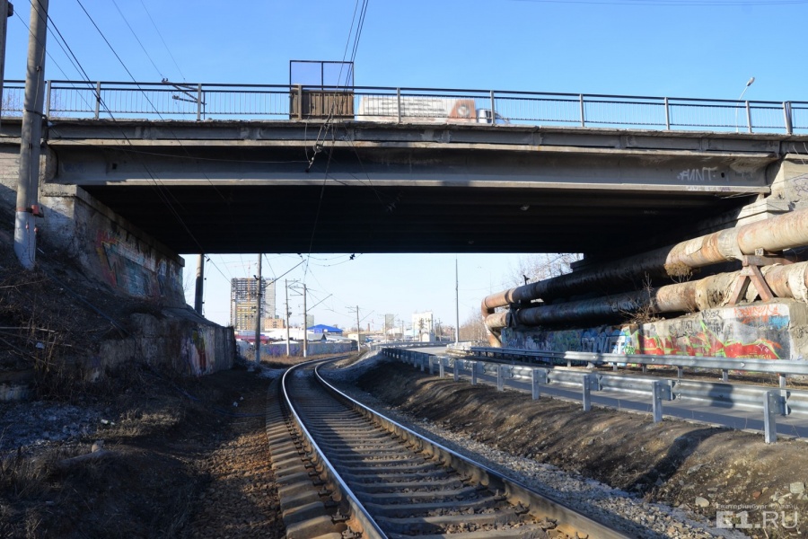 На втором и третьем этапах реконструируют этот путепровод через железную дорогу.