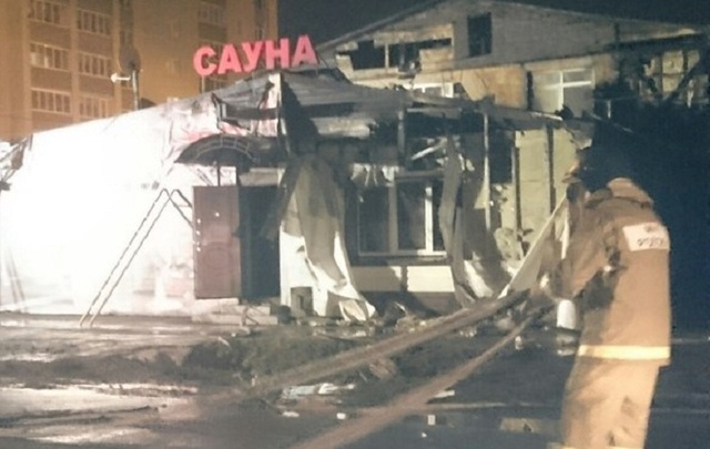 На улице Калинина горела сауна, огнеборцам удалось спасти близстоящие постройки