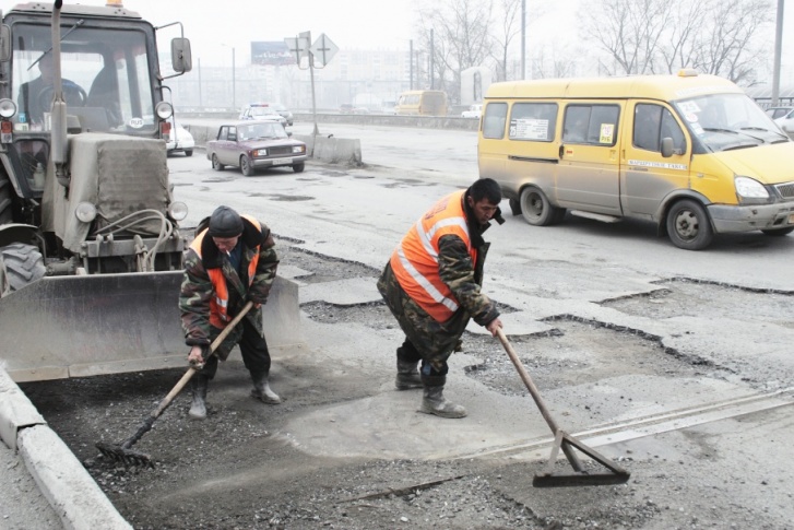 Погода в Челябинске уже позволяет латать ямы на дорогах