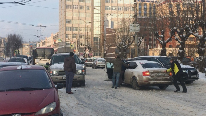 Авария перекрыла улицу в центре Ярославля: список дорог, где сейчас пробки