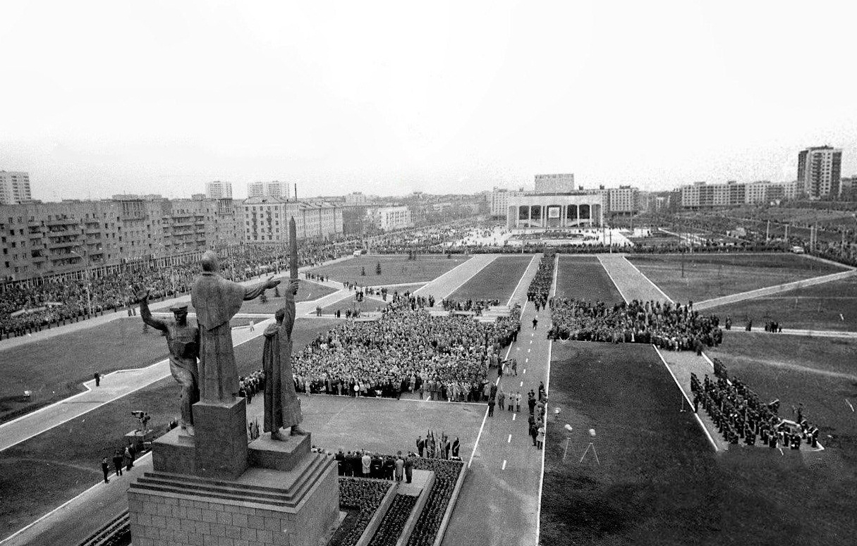 Открытие памятника «Героям фронта и тыла», 1985 год Открытие памятника «Героям фронта и тыла», 1985 год